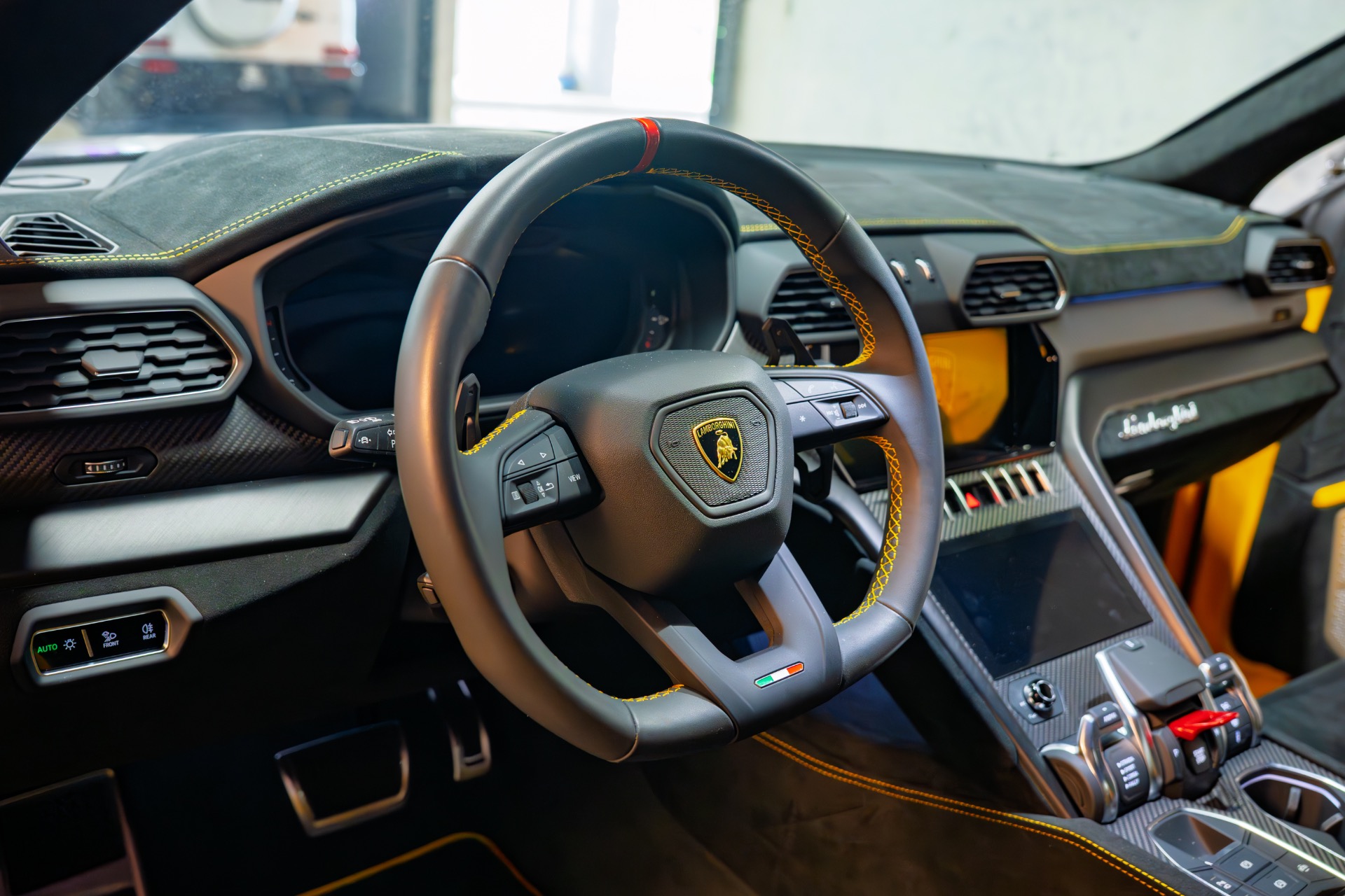 2024 Lamborghini Urus Performante photo 3